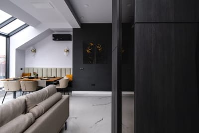 Exquisite Penthouse: Luxe Living with City Views