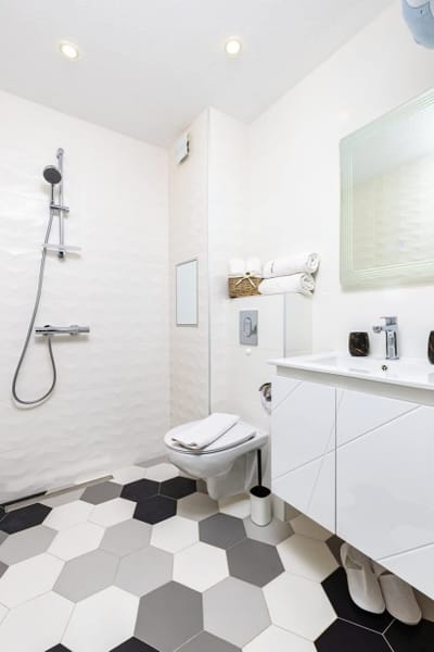 Bright Windowed Studio 10 mins to the City Centre