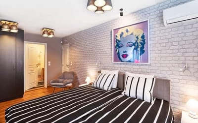 High-end Designer 2BR Aprt + Lift&Balconies