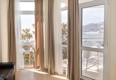 Seaside Bliss: Elegant 1BD with Stunning View