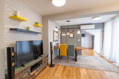 High-end Designer 2BR Aprt + Lift&Balconies