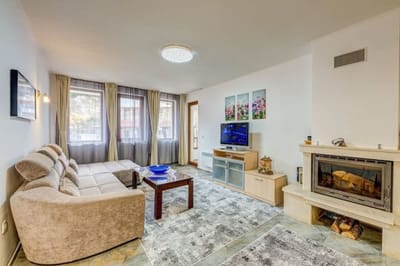 Bright and Spacious 2-BDR Apartment with Balcony