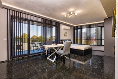 Bright Windowed Studio 10 mins to the City Centre