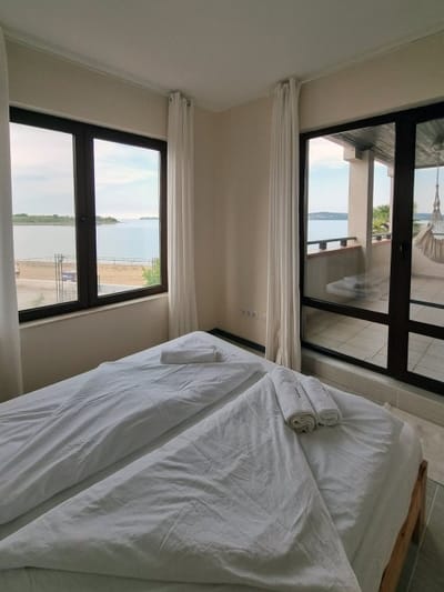 Spacious 3BD flat with Parking and Sea View