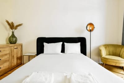 Classic Charm ~ 2BD Central Apartment