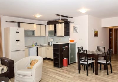 Cozy 2BD Flat with Balcony and Workspace