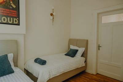 Elegant Escape - High Ceilings, Balcony & Piano