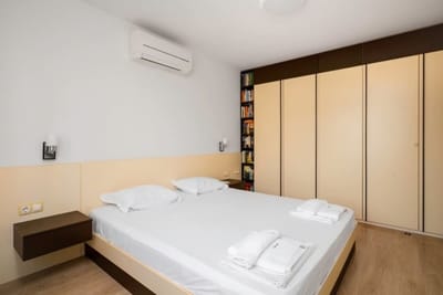 Spacious 2BD Flat with Secure Free Parking