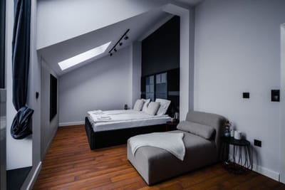 Exquisite Penthouse: Luxe Living with City Views