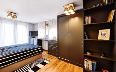 High-end Designer 2BR Aprt + Lift&Balconies