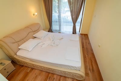 The Family Courtyard - Very LARGE 2BD Apartment