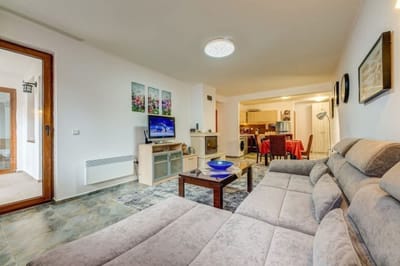 Bright and Spacious 2-BDR Apartment with Balcony