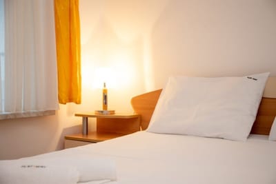 Convenient 2-Bedroom Flat next to Harmanite Beach