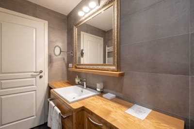 High-end Designer 2BR Aprt + Lift&Balconies