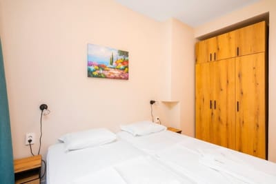 Spacious 2BD Near NDK with WorkSpace