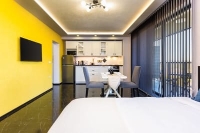 Bright Windowed Studio 10 mins to the City Centre