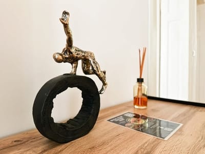 Classic Charm ~ 2BD Central Apartment