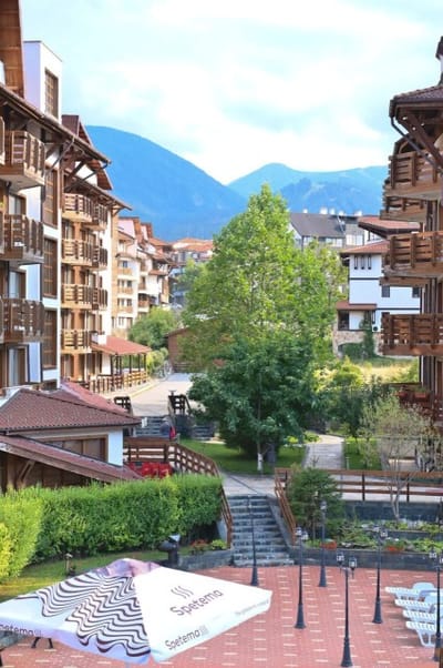 Cozy Flat with Pool & Mountain Views, Near Gondola