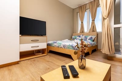 Plaza Nest - Cozy Studio Apartment