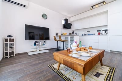 Serene Luxe Oasis Retreat on the Outskirts