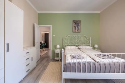 Central Charm  2BD apartment close to NDK