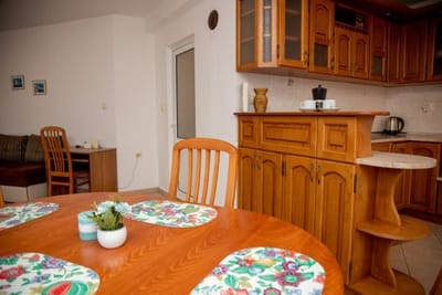 Convenient 2-Bedroom Flat next to Harmanite Beach