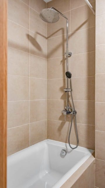 Modern & Spacious Stay