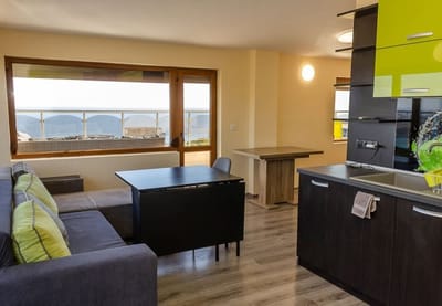 Spacious 3BD Flat with Large Terrace & Sea View