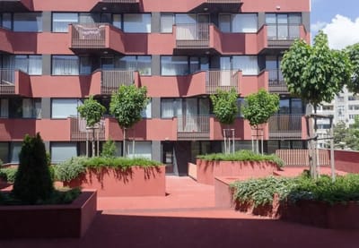 Sunny Blue  One-Bedroom Flat with Balcony