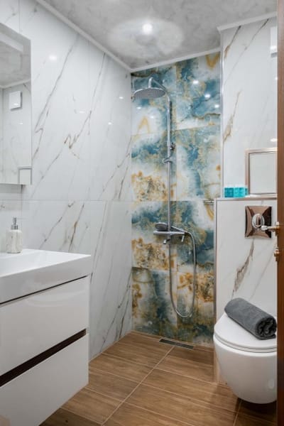 Warm & Spacious Stay with Balcony