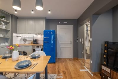 High-end Designer Aprt - AC & Lift & Balcony