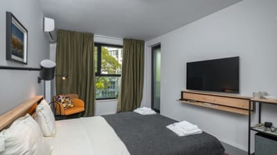 Aviva City Stay – Yellow Vibe Studio