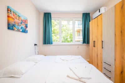 Spacious 2BD Near NDK with WorkSpace