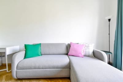 Scandinavian Charm - Central 1BD with Desk