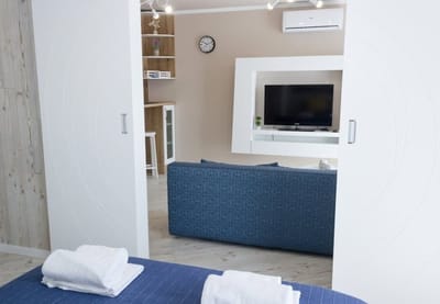 Sunny Blue  One-Bedroom Flat with Balcony