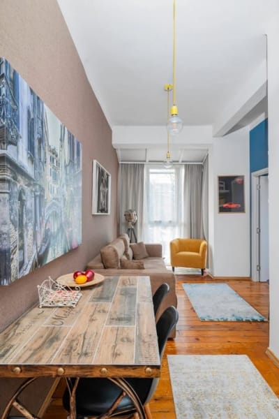 Cozy and Central 2BD Flat - At the Heart of It All