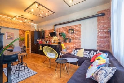 2 BDR & 2 BTHR Funky Apartment / Supreme Location