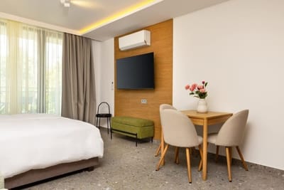 Downtown Modern Studio with Balcony