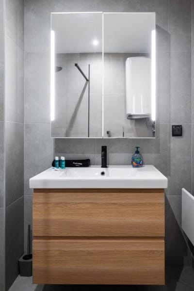 Modern and Central: 1BD Flat with Balcony