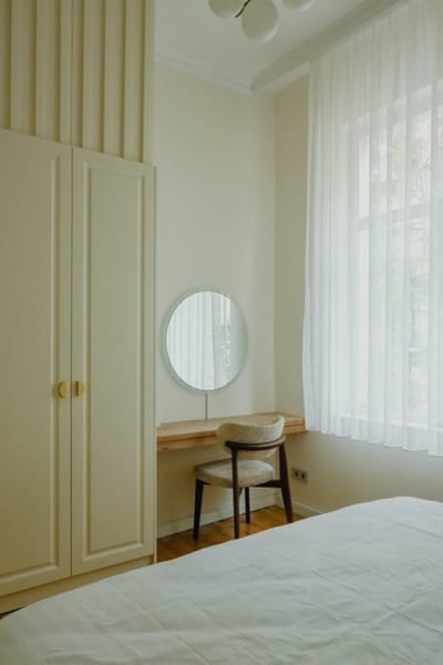 Elegant Escape - High Ceilings, Balcony & Piano