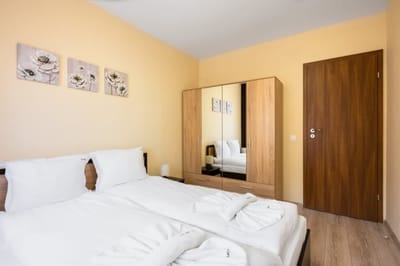 Nomad Haven: 1BD Flat with Balcony near the Center