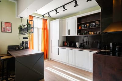 Urban Charm & Comfort - Chic 2BD in Prime Location