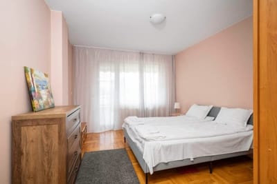 City Haven: Expansive Apartment in Prime Location