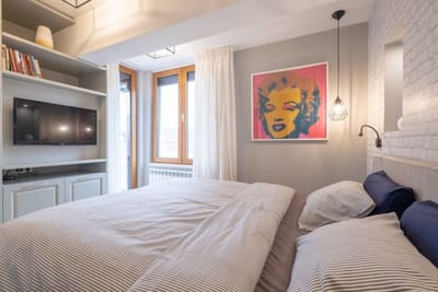 High-end Designer Aprt - AC & Lift & Balcony