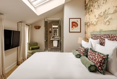 Our apartments located in a separate villa next to the hotel offer the decor and feel of the Saint James Paris with the intimacy of a private home.