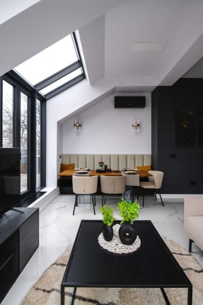 Exquisite Penthouse: Luxe Living with City Views