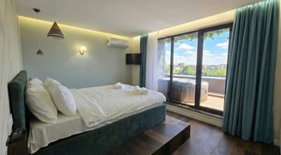 Luxury Apartment with Jacuzzi, River view & Underground Parking