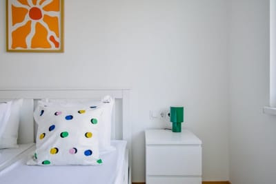 Scandinavian Charm - Central 1BD with Desk