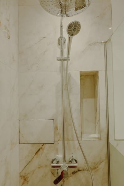 Elegant Escape - High Ceilings, Balcony & Piano