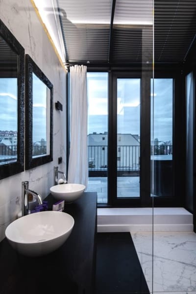 Exquisite Penthouse: Luxe Living with City Views